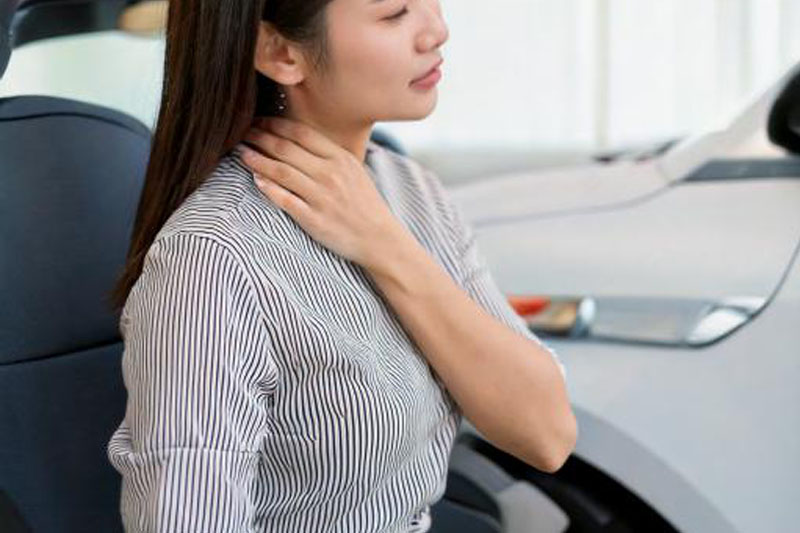 首を痛めている女性